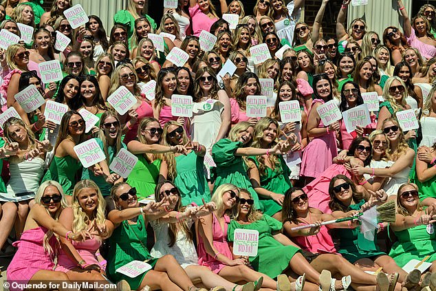 Bama Rush Goes Bananas! Moment Over 2,000 University Of Alabama Students  Sprint To Their New Homes In Tuscaloosa After Receiving Bids From 17  Panhellenic Sororities On Campus | Daily Mail Online